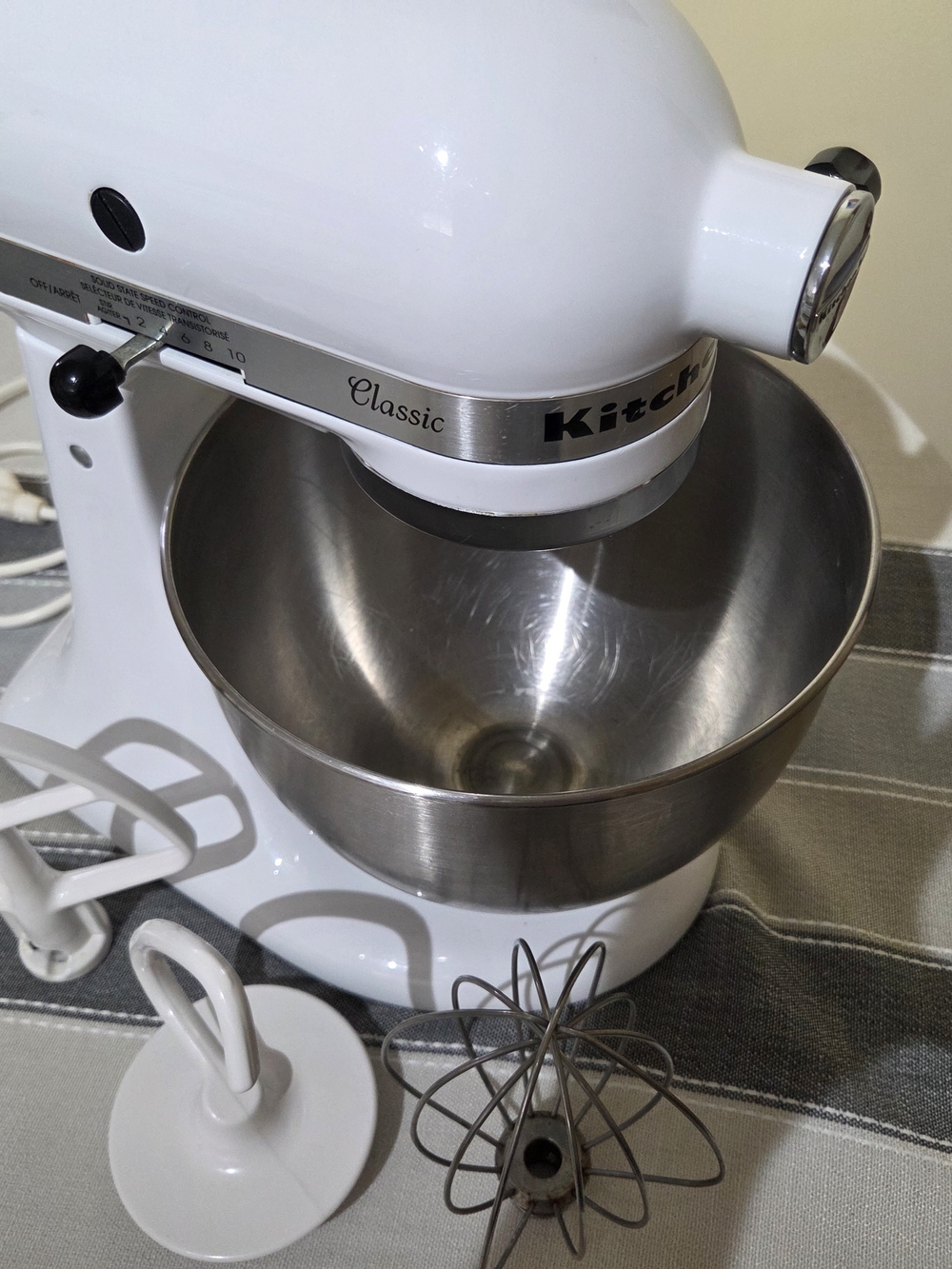 KitchenAid White Classic Tilt-Head Stand Mixer with Stainless Bowl